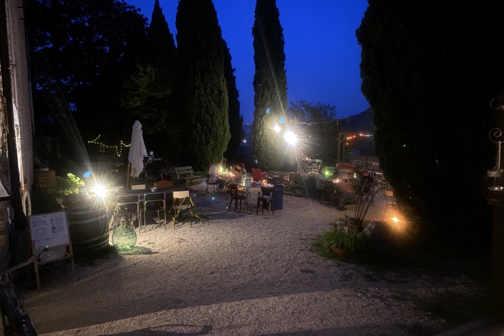 il giardino interno di un ristorante illuminato al calar del sole