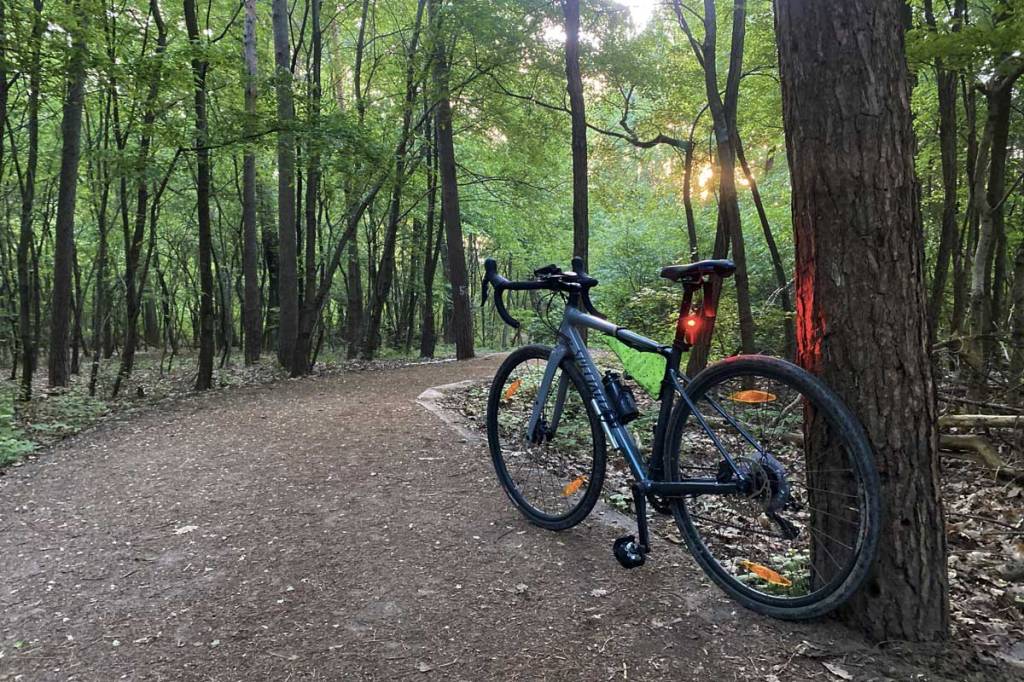 una bicicletta gravel bike fotografata all'alba su un percorso sterrato