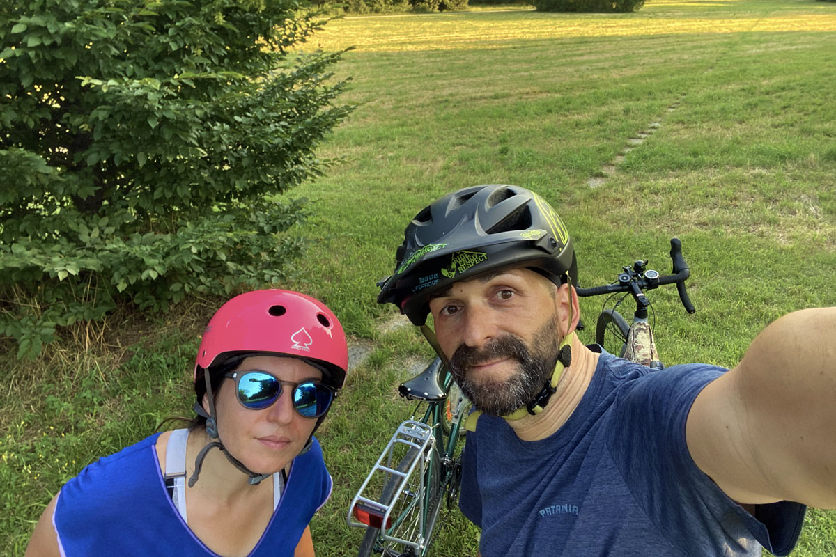 due ragazzi si scattano un selfie vicino alle loro biciclette dopo un giro