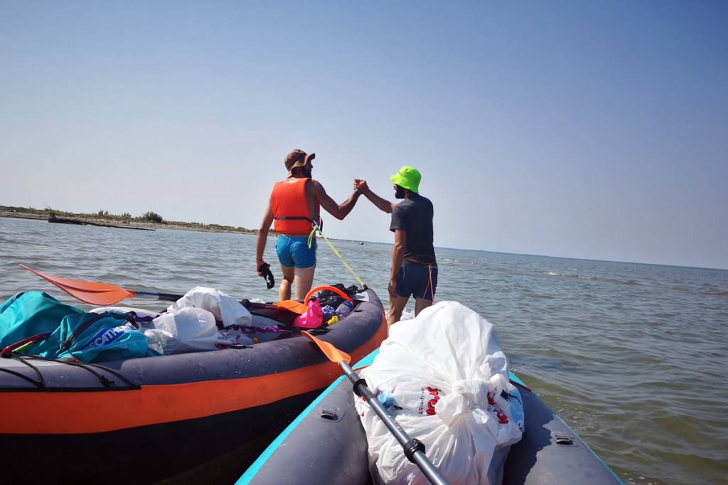 Enea e Gandi trainano le canoe su una secca