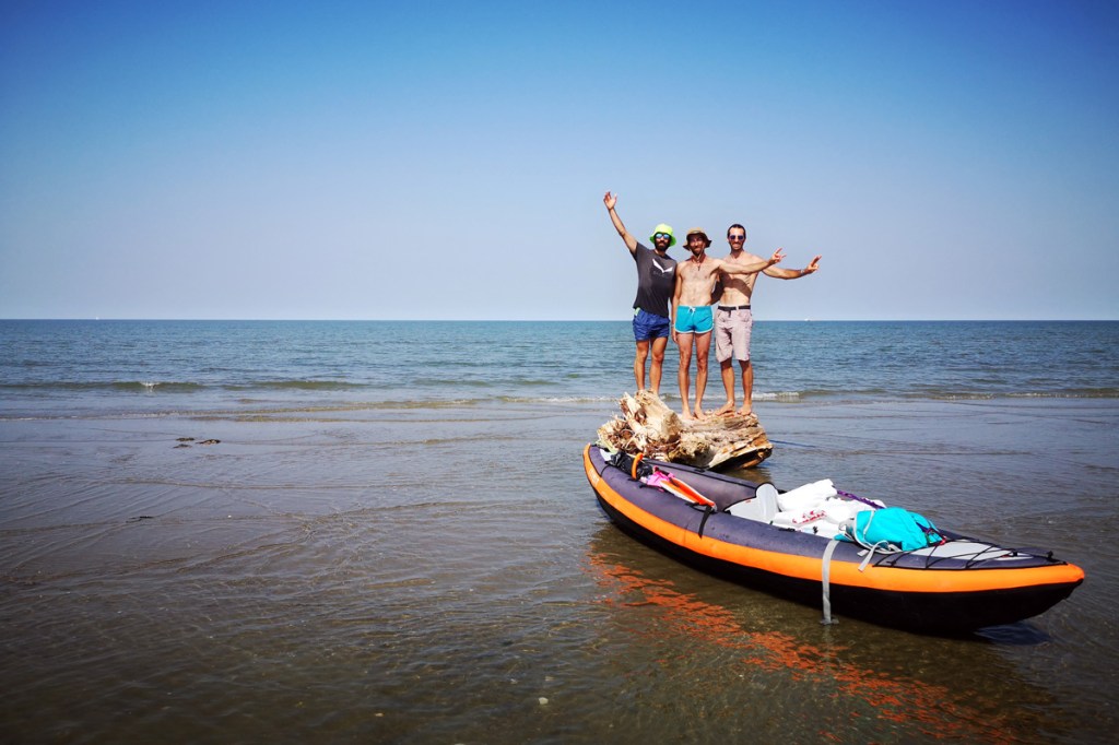 Tre ragazzi in kayak su una secca del delta del po