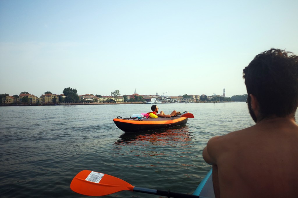 Con la canoa vicino a Venezia