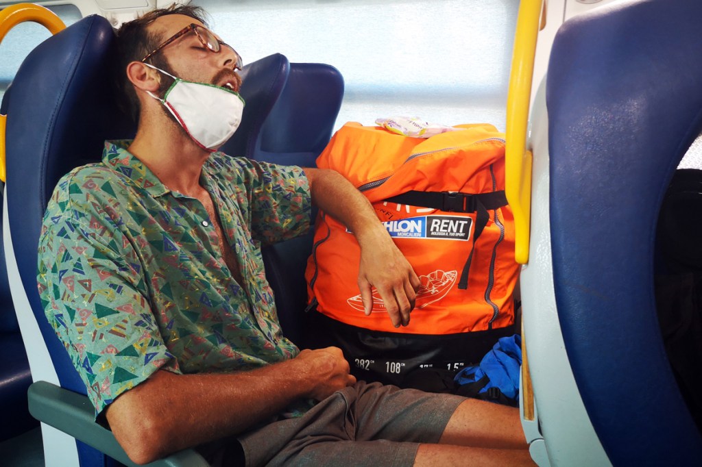 Gandi mentre dorme in treno