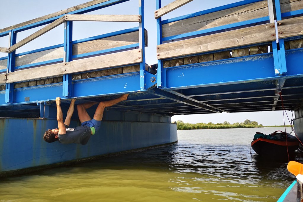 Arrampicata boulder sul ponte della barche sul Po