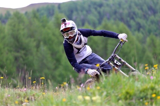 atleta in sella alla mtb affronta una curva