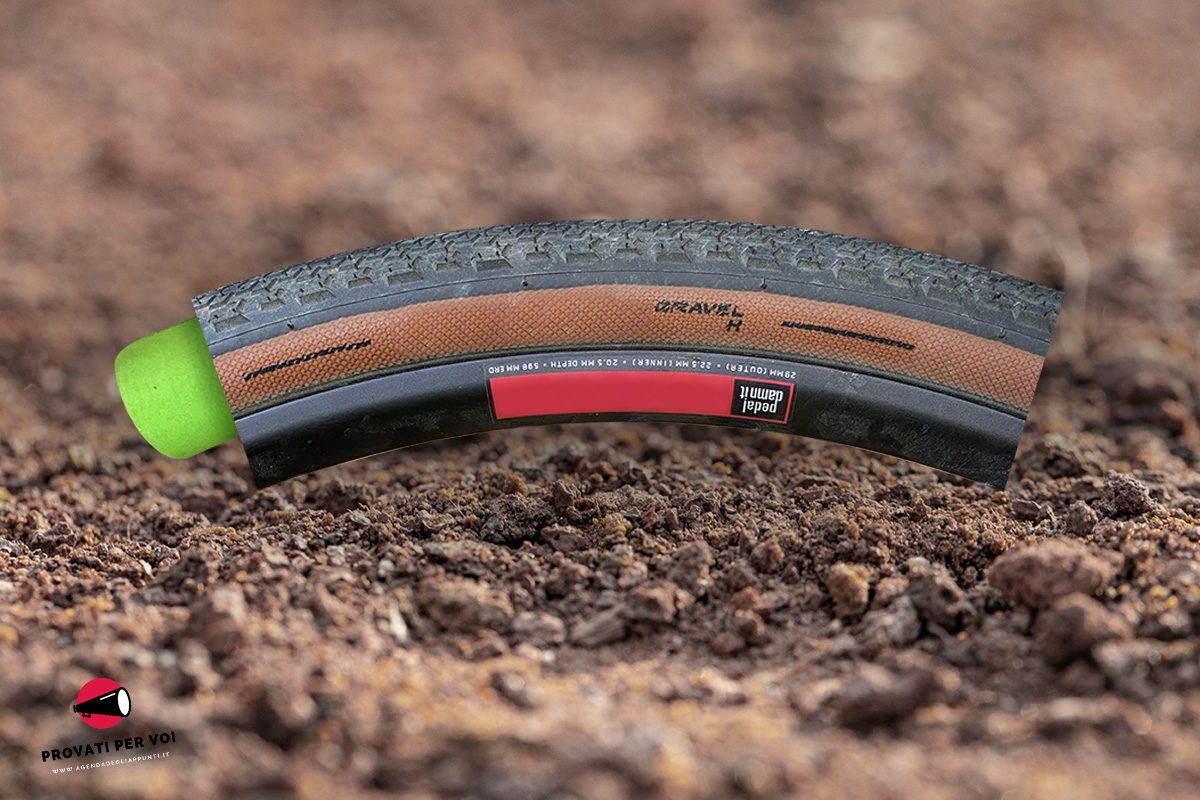 un pneumatico gravel bike dal quale fuoriesce un inserto in EVA di colore verde