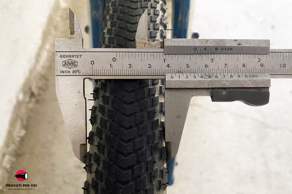 un calibro mostra la misura effettiva del battistrada di uno pneumatico per bicicletta