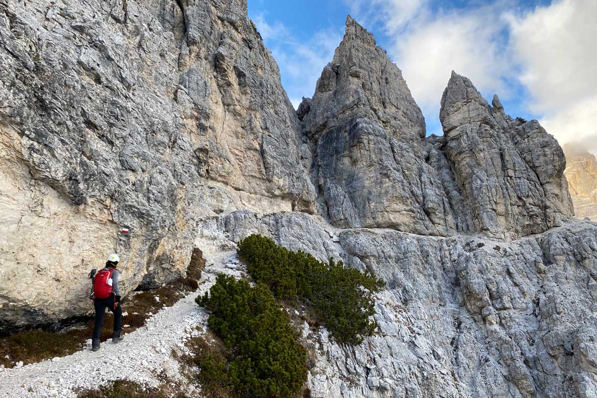 una cengia di roccia alla base di una parete rocciosa di montagna