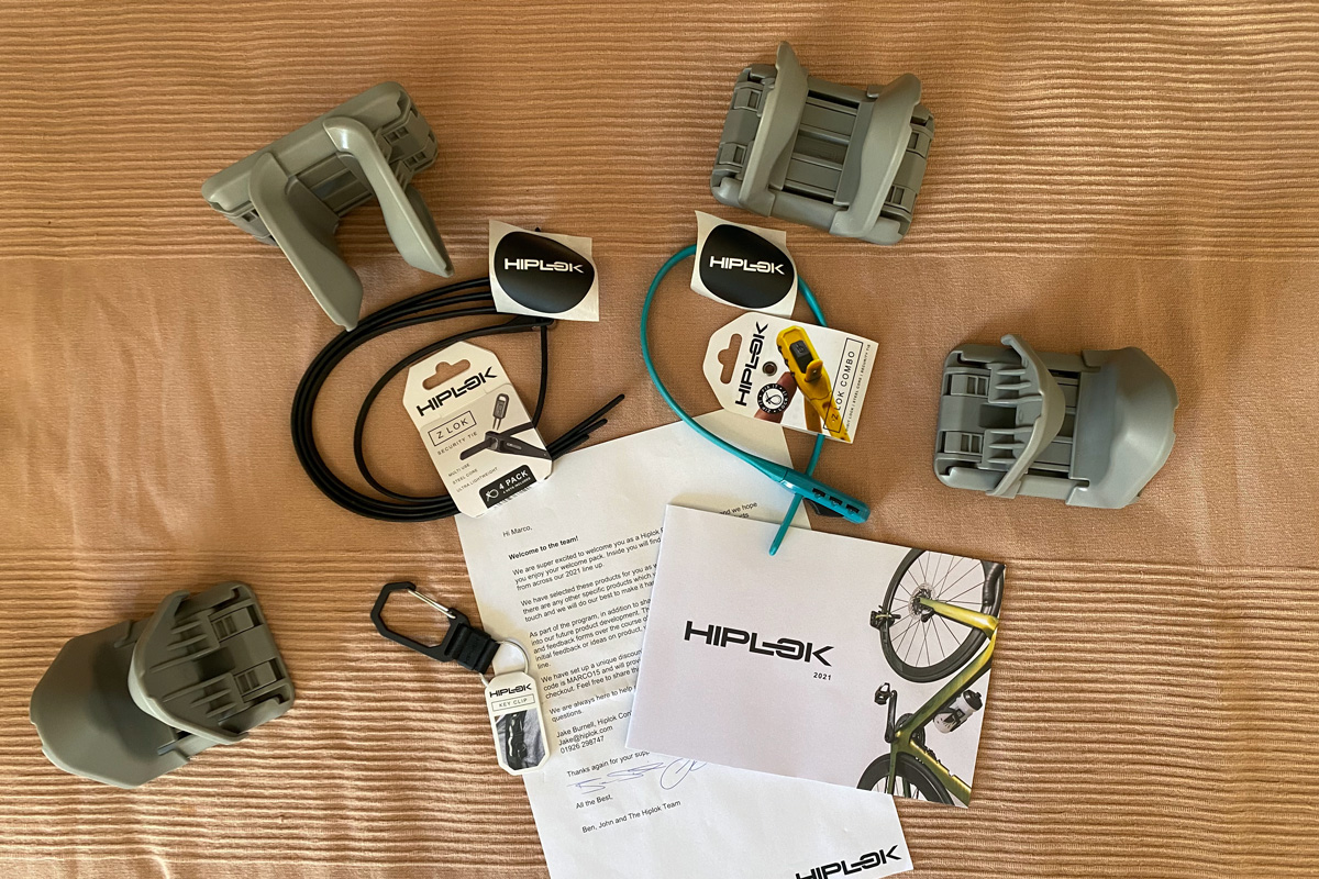 vari prodotti per la sicurezza della bicicletta sono stati disposti su una coperta color cammello per scattare una fotografia