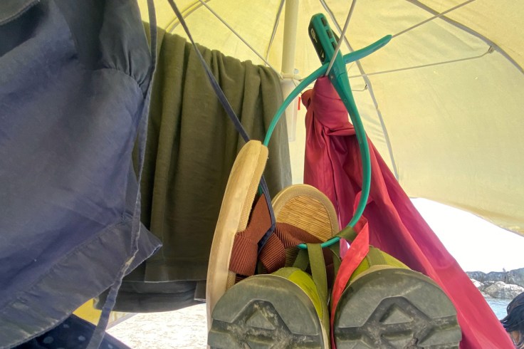 un lucchetto del tipo a fascetta autobloccante viene utilizzato per tenere scarpe e ciabatte e appeso ad una delle aste di un ombrellone