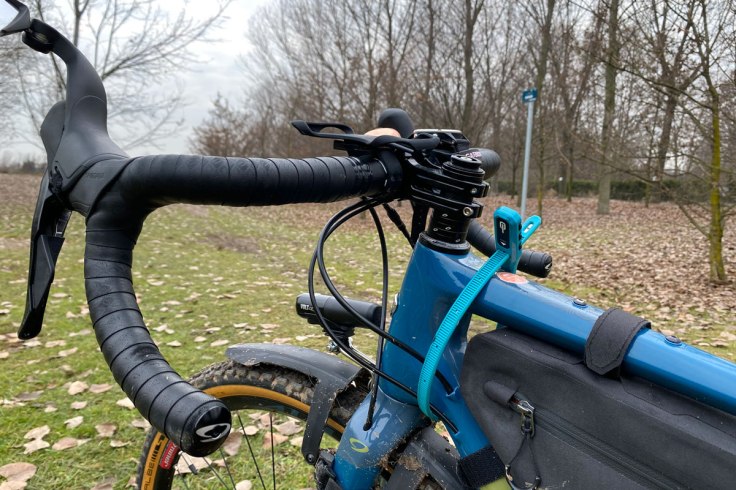 una bicicletta gravel bike di colore blu all'interno di un parco