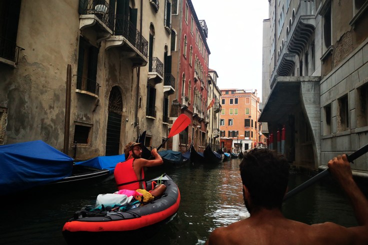 In canoa dentro i canali di Venezia