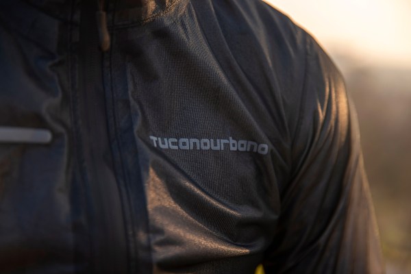 primo piano sulla scritta catarifrangente stampata sulla membrana idrorepellente di una giacca antipioggia da ciclismo