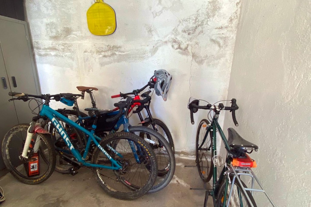 biciclette all'interno di un box sistemate un po' alla bene e meglio