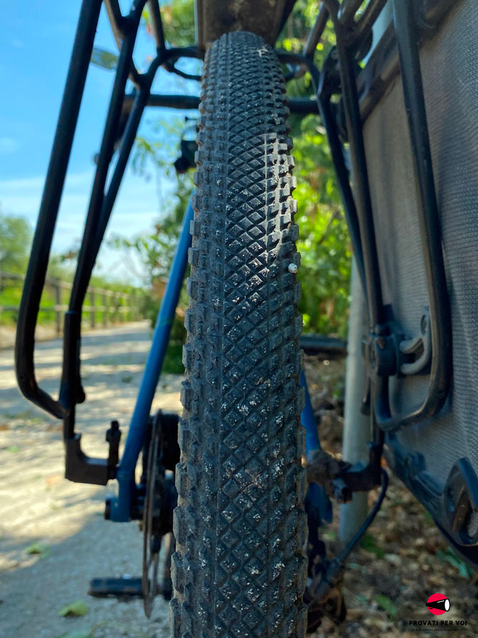 il battistrada di uno pneumatico per gravel bike e una strada bianca sterrata vicino ad un canale