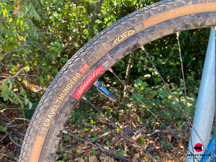 la spalla beige infangata di uno pneumatico per gravel bike