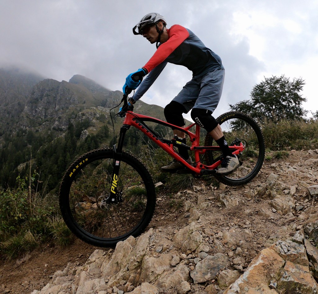 un rider e la sua mountain bike mentre affrontano un tratto roccioso in discesa meglio denominato "rock garden"