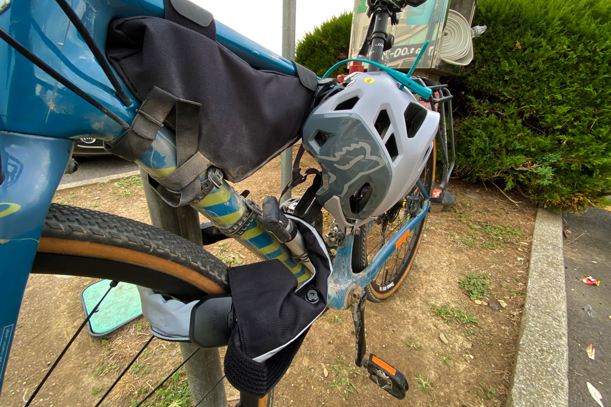 un lucchetto per bici a catena assicura la bicicletta e la ruota anteriore ad un paletto