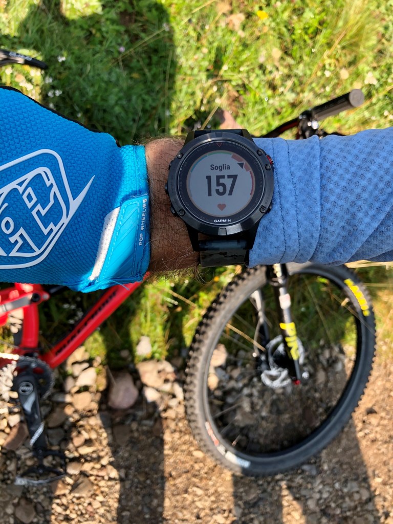 primo piano su uno sport watch che mostra la soglia dei battiti cardiaci durante un'attività sportiva intensa