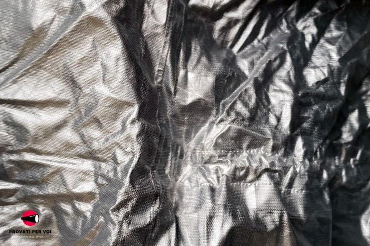 primo piano sulle cuciture nastrate di un completo antipioggia per il ciclismo realizzato in Italia