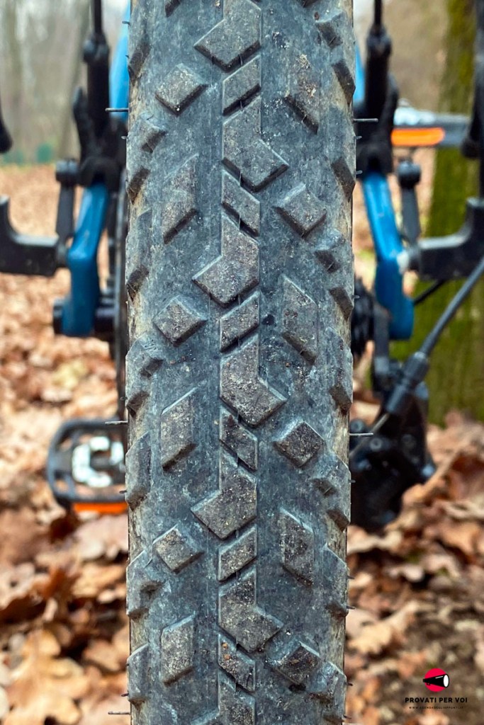 primo piano sui tasselli centrali del battistrada dello pneumatico Pirelli Cinturato Gravel M