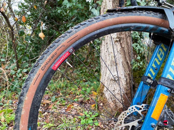 La spalla color beige degli pneumatici gravel bike Pirelli Cinturato Gravel M