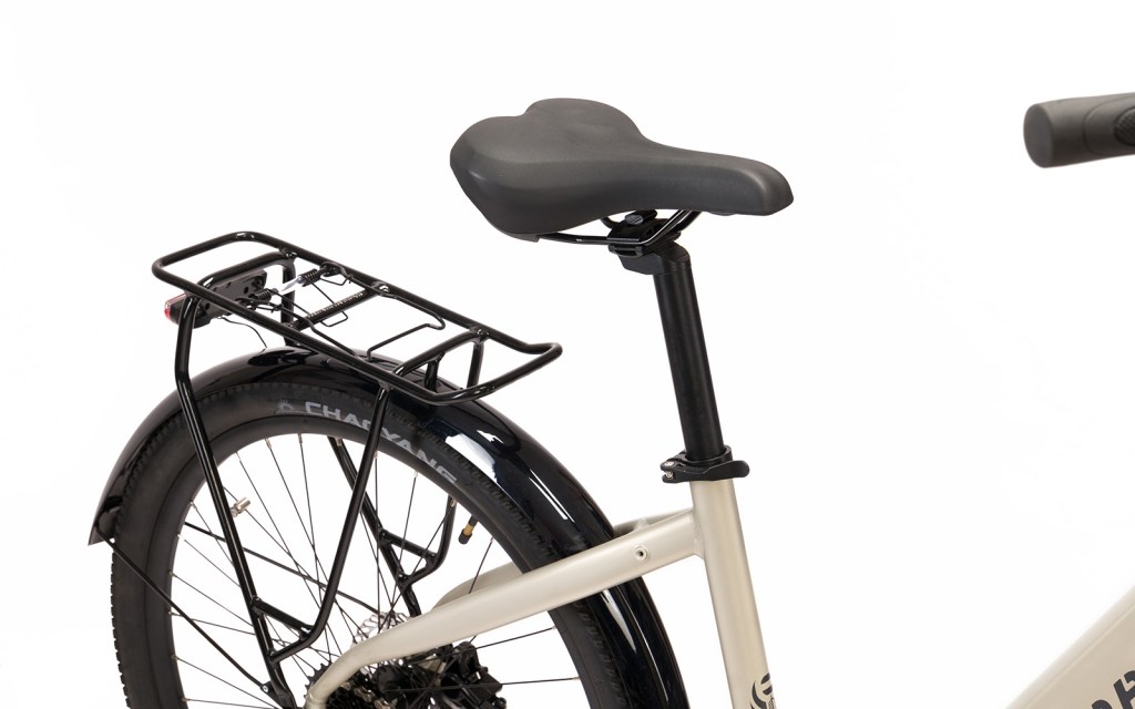 la parte posteriore di una bicicletta mette in risalto il portapacchi la sella e i parafanghi