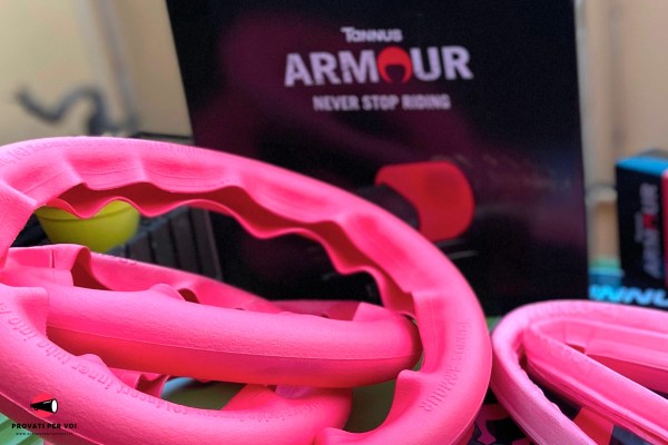 la struttura color rosa di un inserto per pneumatici