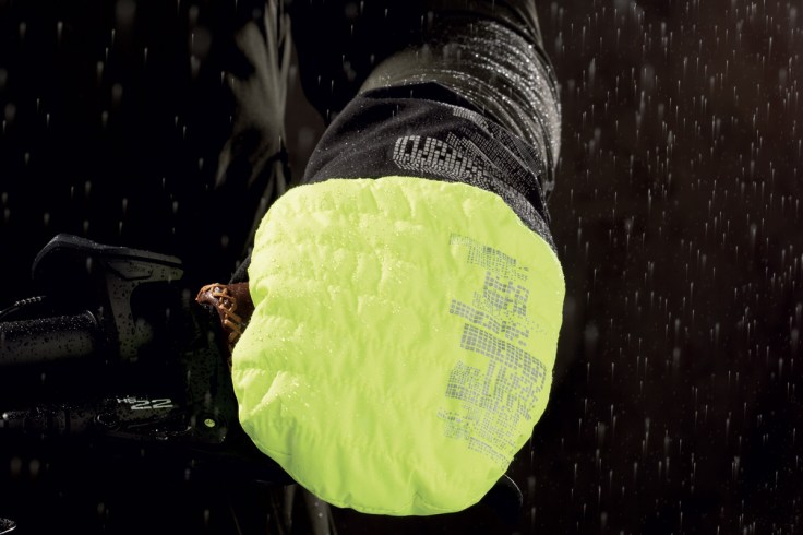 uno scroscio di pioggia investe un paio di guanti termici invernali coperti da una moffola impermeabile