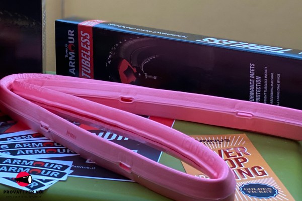 la struttura color rosa di un inserto per pneumatici