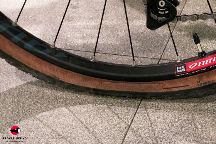 lo pneumatico di una bicicletta completamente a terra