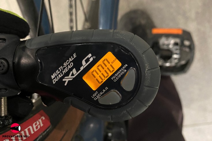 la pressione di uno pneumatico misurata con un dispositivo elettronico apposito