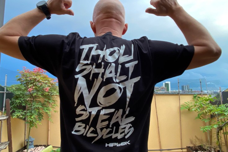 t-shirt a manica corta colore nero con una scritta bianca che riporta uno dei Dieci Comandamenti