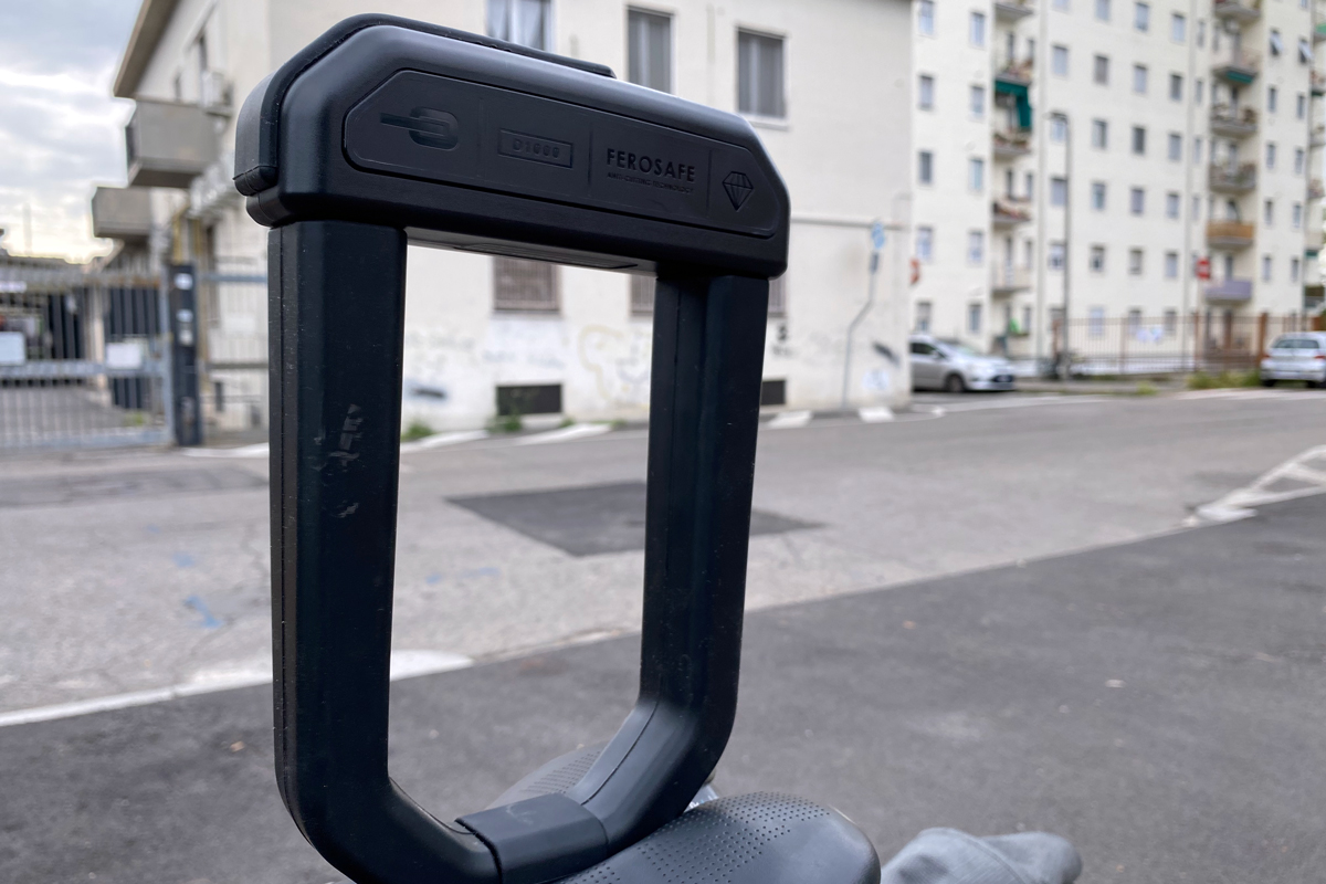 lucchetto per bicicletta e motocicletta a prova di smerigliatrice realizzato con materiali ad alta tecnologia in contesto urbano