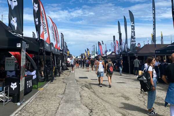 appassionati del ciclismo affollano i viali formati da stand e gazebo in occasione di una manifestazione di settore a Misano Adriatico