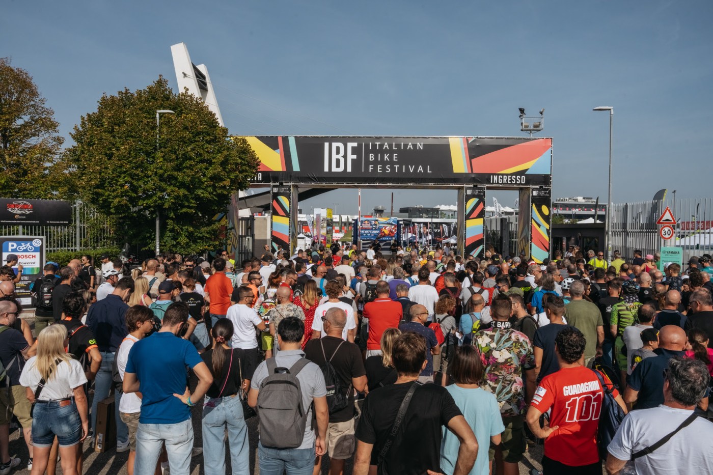 una folla di appassionati ciclisti attende in fila per poter accedere all'edizione 2023 dell'Italian Bike Festival che si è svolto a MIsano Adriatico all'interno del Misano World Circuit