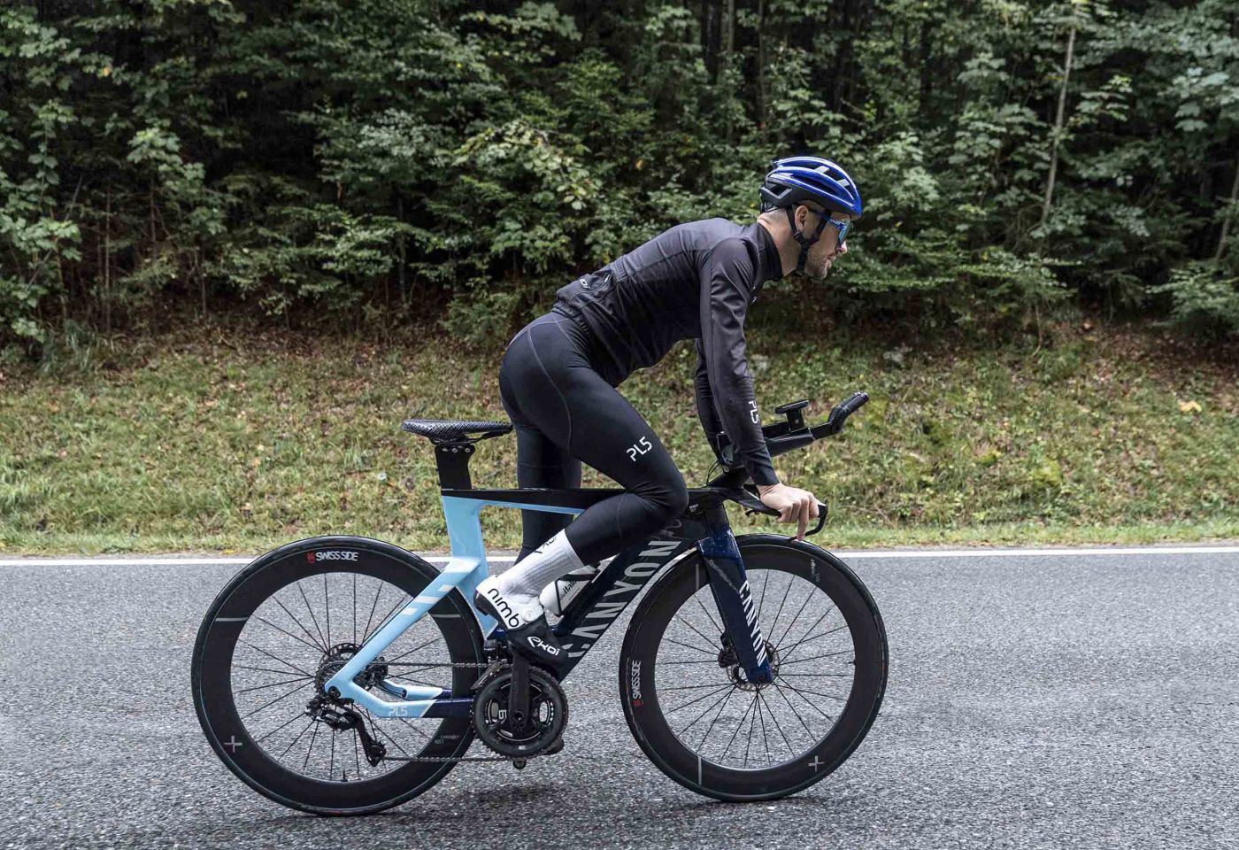 un triatleta affronta una salita in piedi sui pedali mostrando così la prima sella realizzata con stampa 3D e dedicata al triathlon