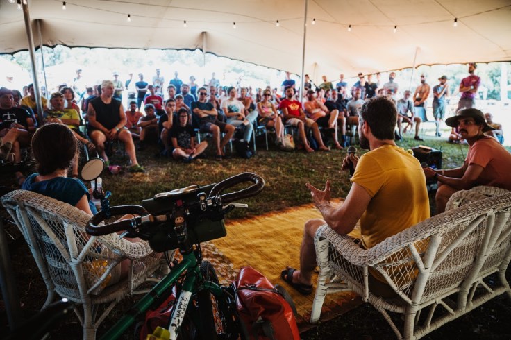 un gruppo di persone si ritrova sotto un tendone per raccontarsi, raccontare e ascoltare i racconti