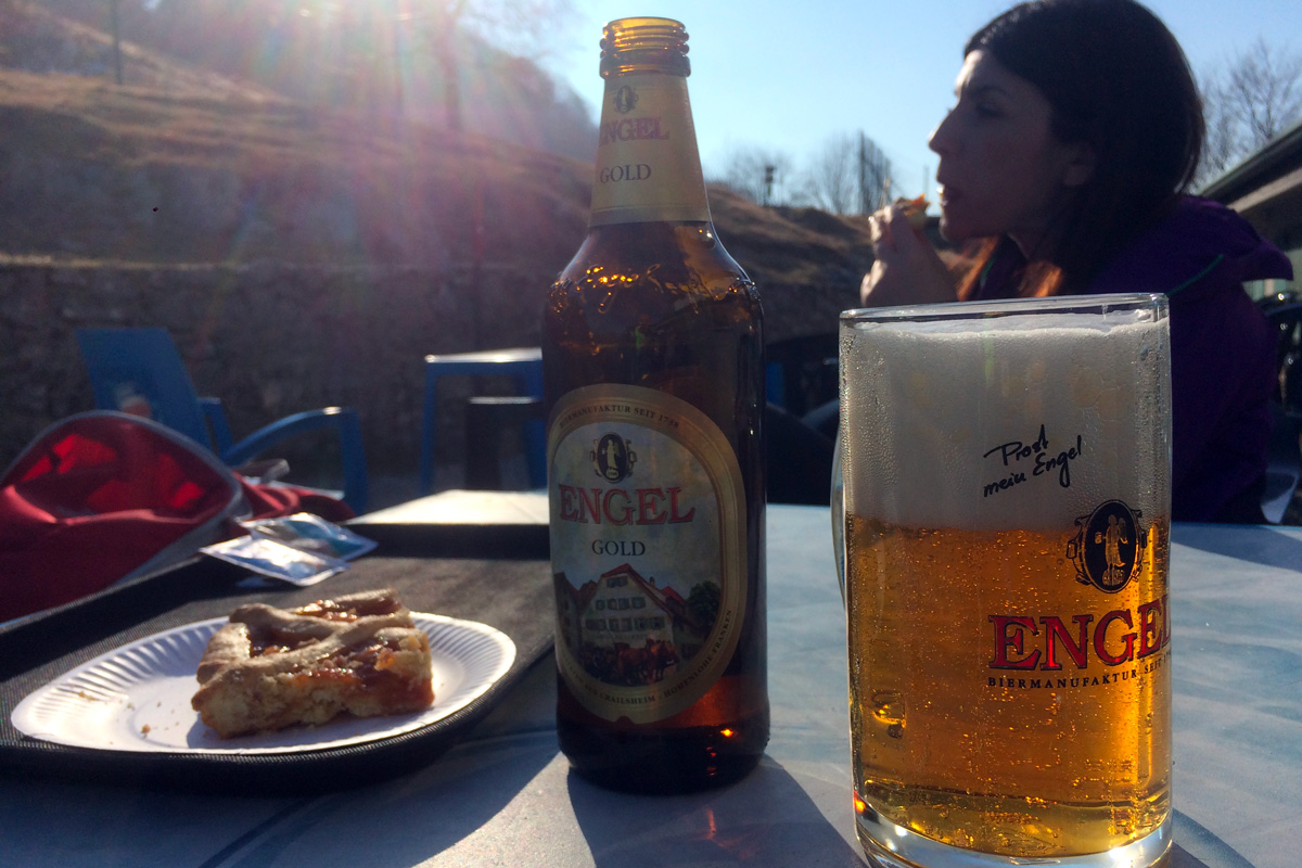 una birra in primo piano e una fetta di crostata alla marmellata solo il premio di due escursionisti appena rientrati a valle dopo una passeggiata in montagna