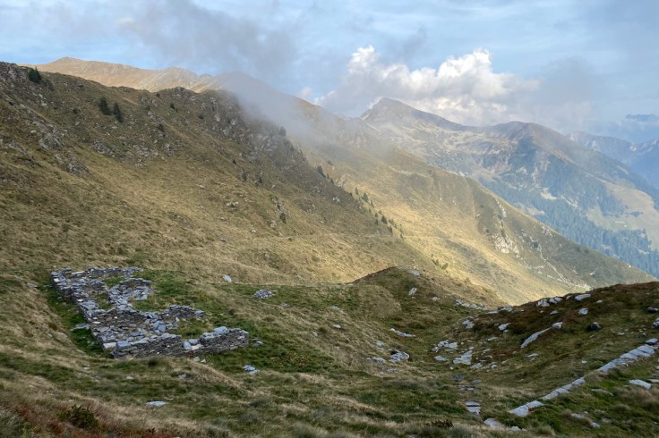 resti di alcune caserme della linea Cadorna lungo un sentiero delle Orobie Bergamasche
