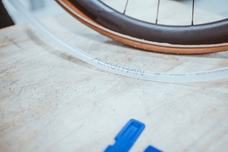 la camera d'aria in plurietano plastico deve essere montata all'interno di uno pneumatico parzialmente gonfia per evitare pieghe