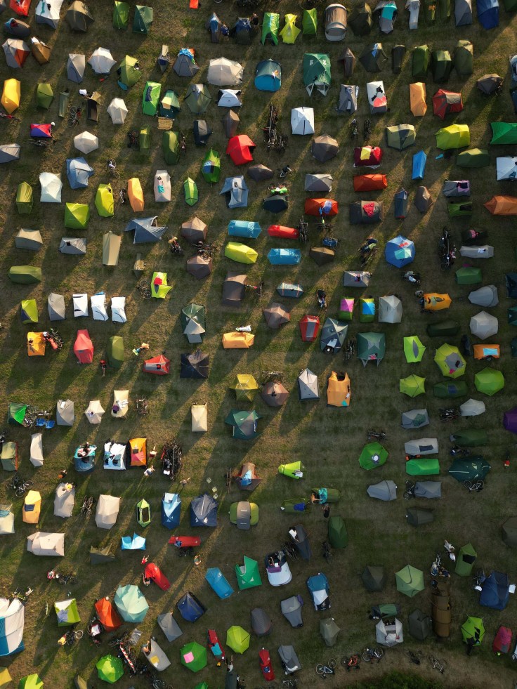 vista area su una tendopoli coloratissima