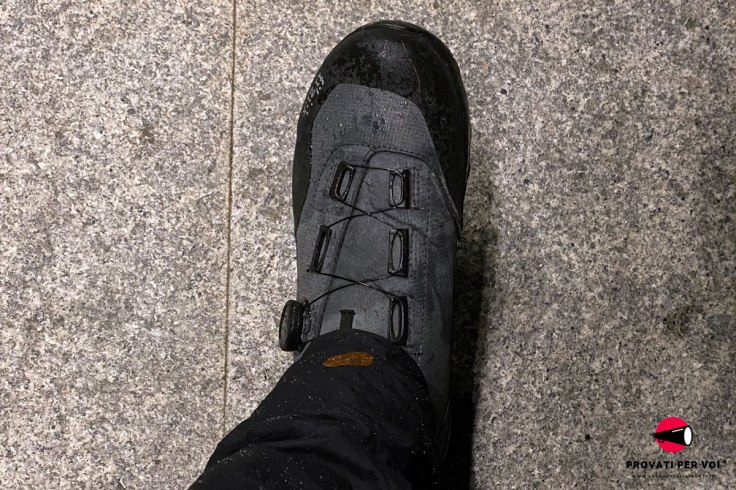 una scarpa da ciclismo invernale bagnata dalla pioggia battente