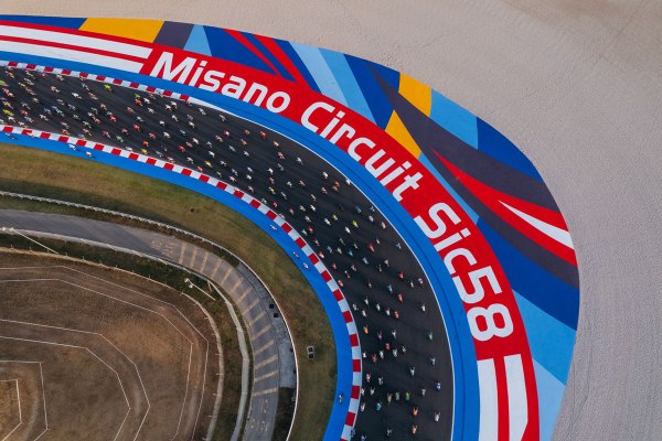 una delle curve paraboliche del Misano World Circuit "Marco Simoncelli" percorsa da ciclisti in bicicletta durante una manifestazione