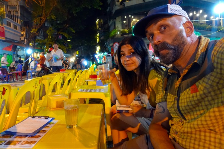 due ragazzi in viaggio mentre sorseggiano la tipica birra di strada vietnamita, la Bia Hói