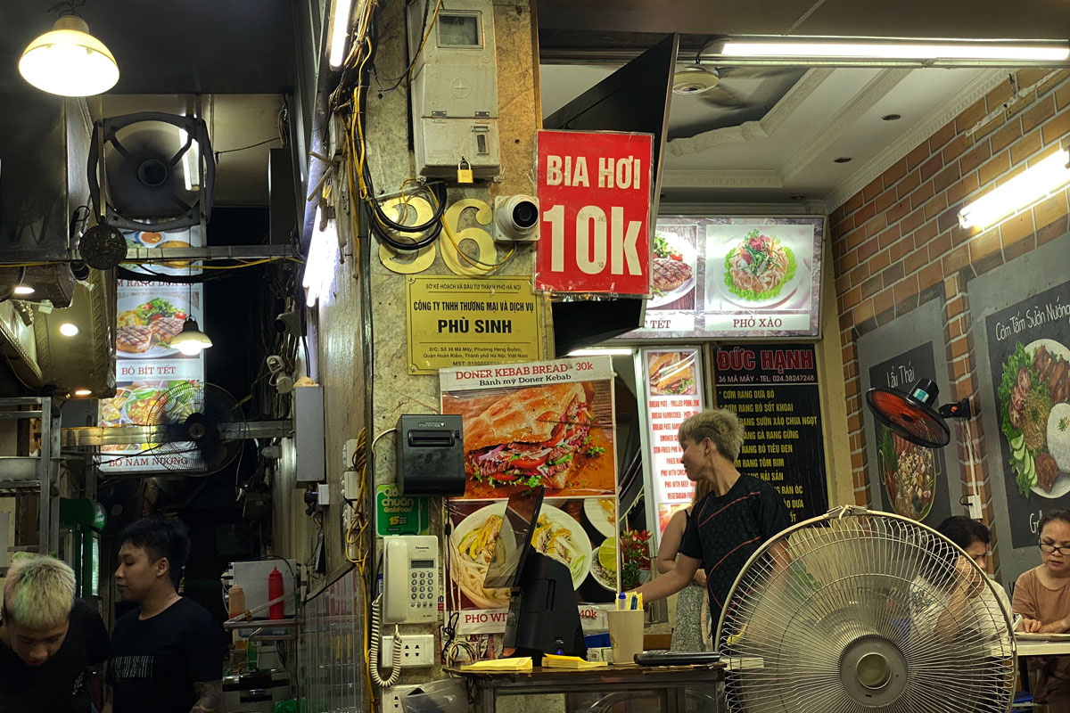 cartelli pubblicitari espongono una parte della cucina disponibile in un ristorante di strada ad Hanoi la capitale del Vietnam