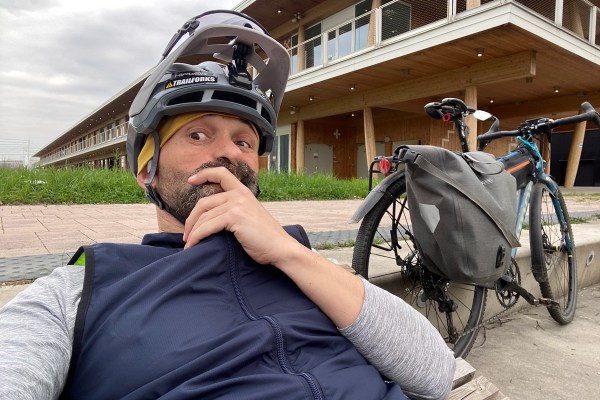 un pendolare in bicicletta durante una sosta lungo l'itinerario che collega il luogo di lavoro a casa