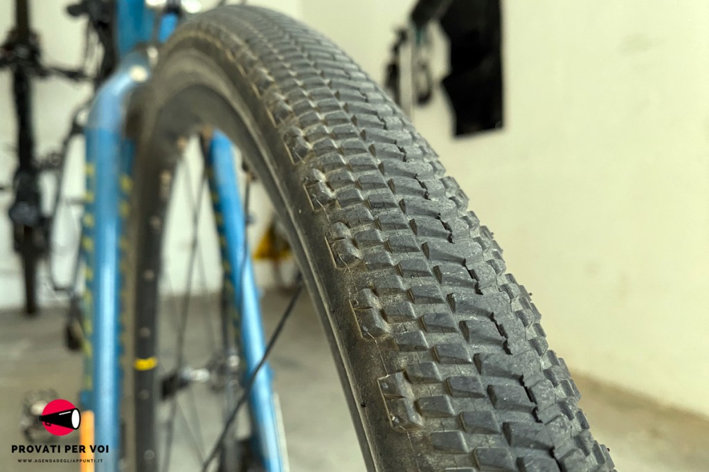 primo piano sul battistrada di uno pneumatico per biciclette molto scorrevole