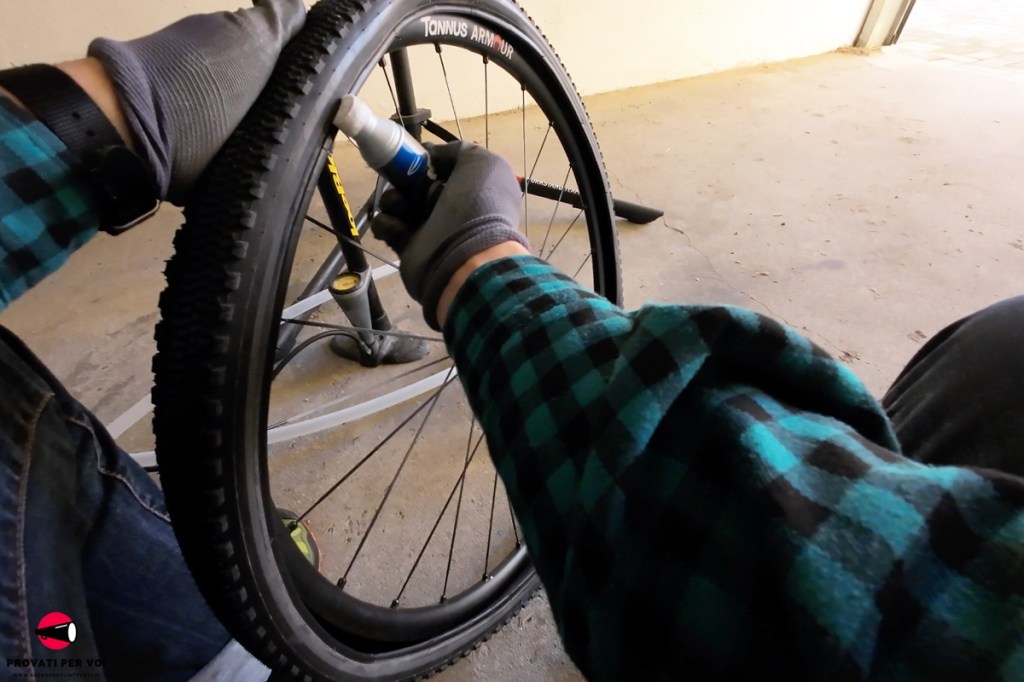 una soluzione di acqua e sapone rapportata in modo adeguato facilita il montaggio degli pneumatici delle biciclette