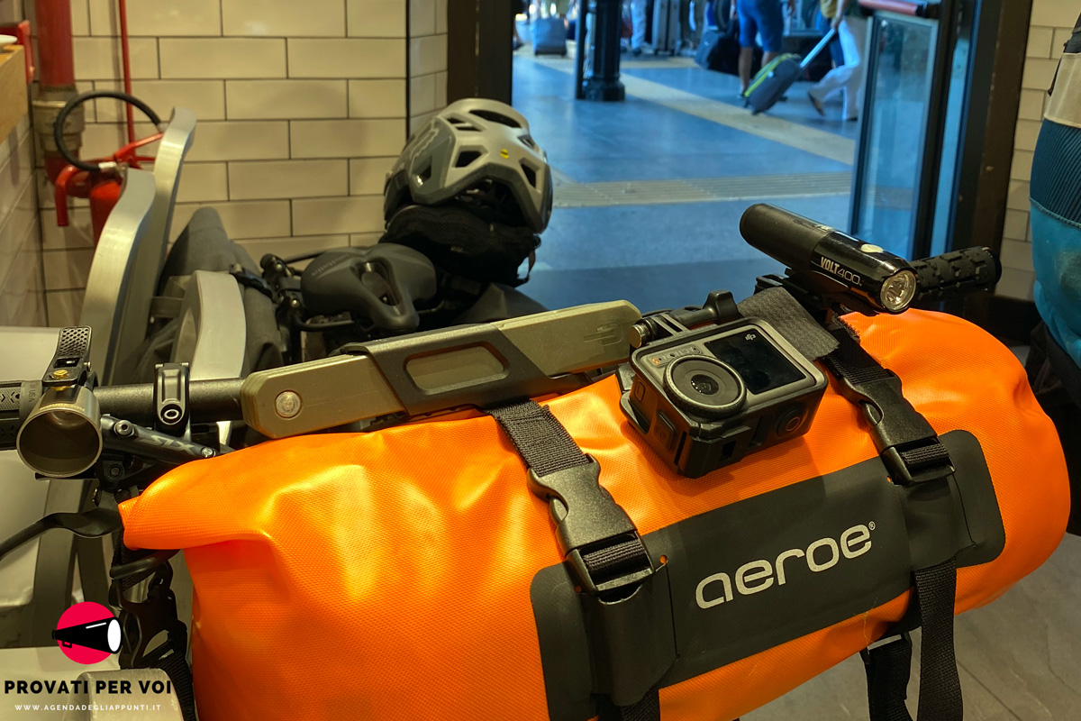 una sacca a tenuta stagna installata su una mountain bike grazie al supporto portaborse specifico e compatibile con tutte le biciclette sul mercato